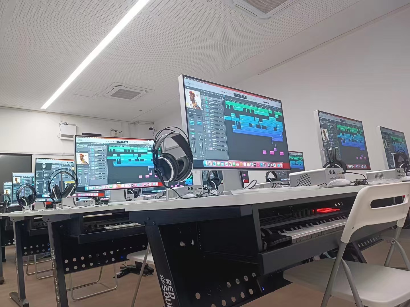 數(shù)字MIDI創(chuàng)客音樂(lè)教室系統(tǒng) 北京全球音蘭科技引領(lǐng)音樂(lè)教育新浪潮